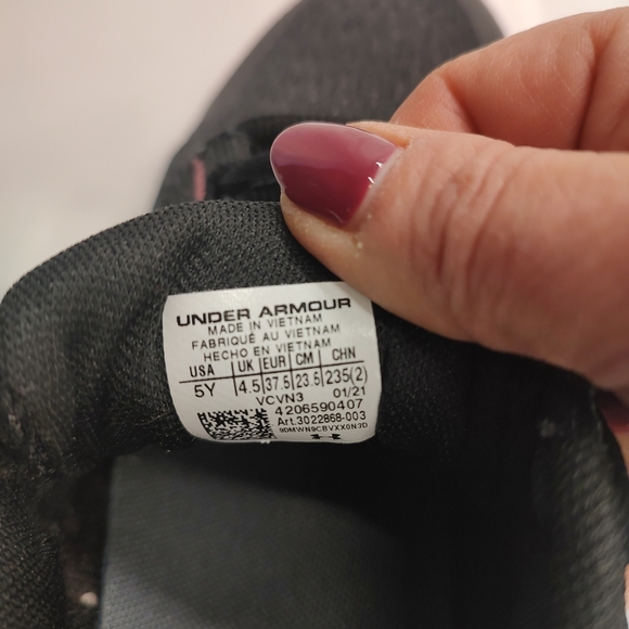 UNDER ARMOUR YOUTH Size 5 black/Pink lace up athletic shoes EUC! - Picture 7 of 7